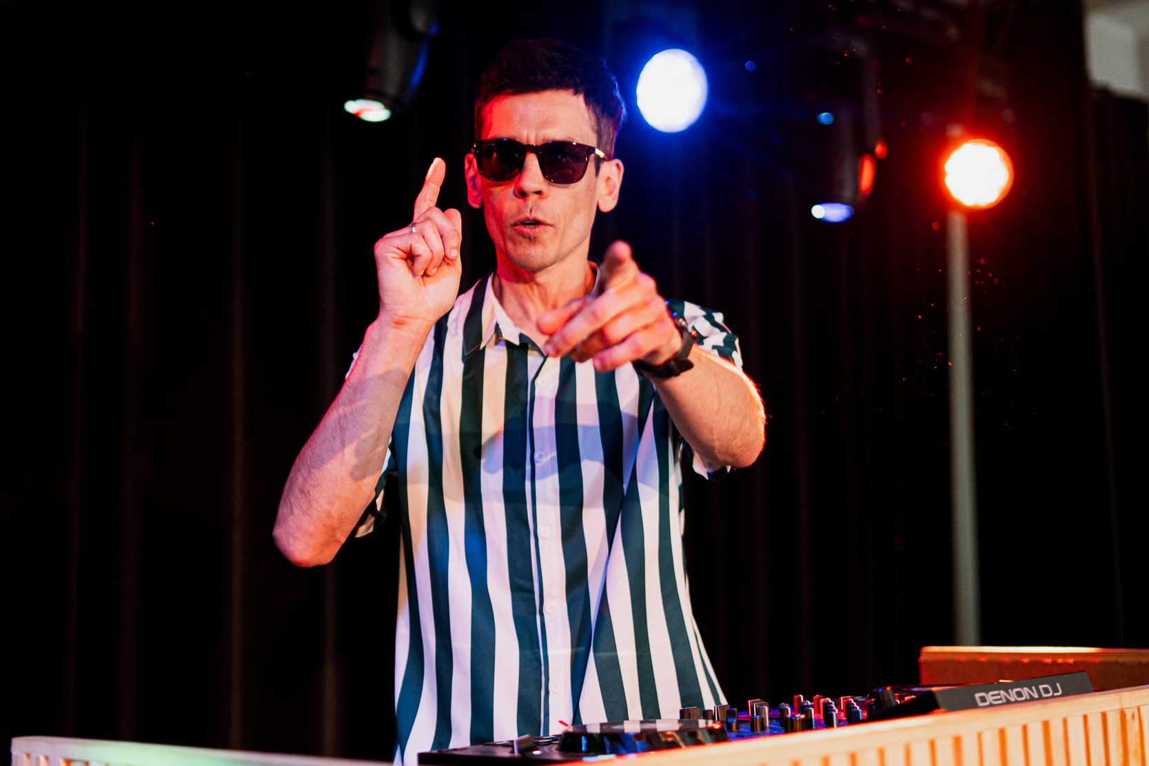 Adam Jamiński przy konsolecie DJ-skiej